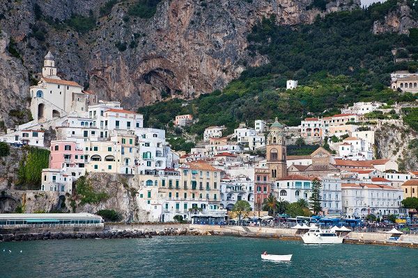 Eggers, Julie 아티스트의 Italy-Amalfi The coastal town of Amalfi as seen from a boat in the harbor작품입니다.